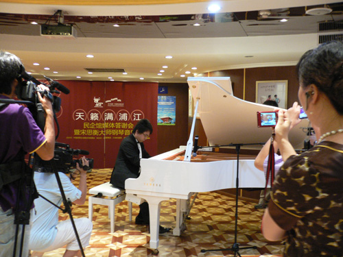 世博會(huì)民企館媒體答謝暨宋思衡大師鋼琴音樂(lè)會(huì)報(bào)道 