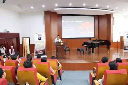 雅馬哈藝術家石叔誠與特邀藝術家顧平受邀于成都大學東盟藝術學院、音樂與舞蹈學院藝術實踐周開展公開課