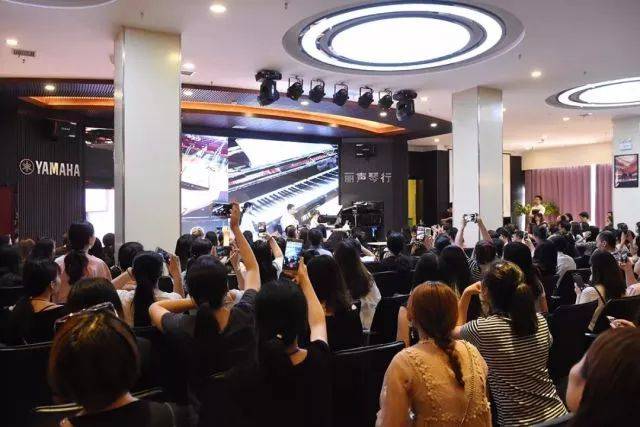 2018年雅馬哈亞洲音樂(lè)獎(jiǎng)學(xué)金鄭州師范學(xué)院?jiǎn)?dòng)儀式<br />暨雅馬哈海外藝術(shù)家愛(ài)德華·昆斯音樂(lè)會(huì)&遠(yuǎn)程實(shí)驗(yàn)公開(kāi)課圓滿結(jié)束