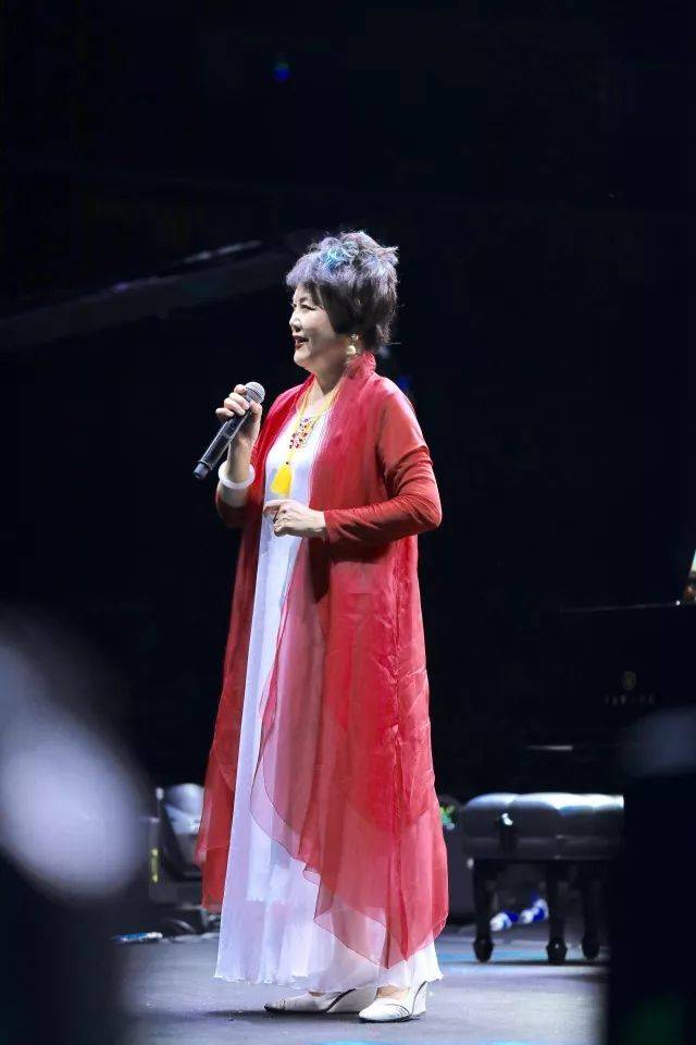 歌聲悠揚，唱出時代記憶，琴聲悅耳，奏響希望樂章 <br> 2018“我愛你中國?紀念改革開放40周年”經典歌曲上海演唱會圓滿落幕