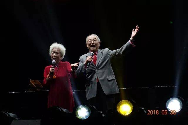 歌聲悠揚，唱出時代記憶，琴聲悅耳，奏響希望樂章 <br> 2018“我愛你中國?紀念改革開放40周年”經典歌曲上海演唱會圓滿落幕