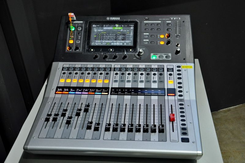 上海藍(lán)車咖啡廳（Blue Car）——雅馬哈 TF1 數(shù)字調(diào)音臺助力咖啡廳小型舞臺演出