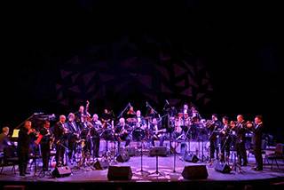 墨西哥 Ten Of The Best 音樂會(huì)——小號(hào)樂團(tuán)演出中的 PM5D 數(shù)字調(diào)音臺(tái)