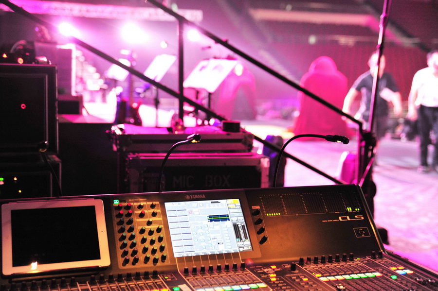 林憶蓮演唱會MMXII北京站——現(xiàn)場返聽運用中的CL5數(shù)字調(diào)音臺