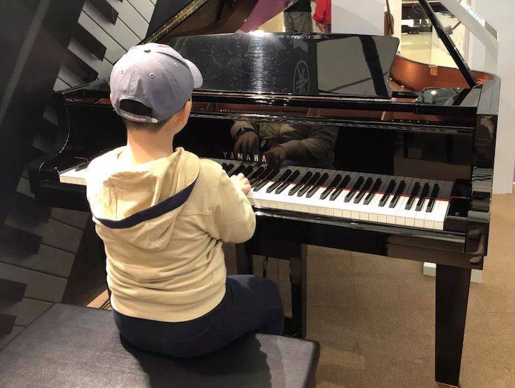 參觀來賓試奏雅馬哈鋼琴