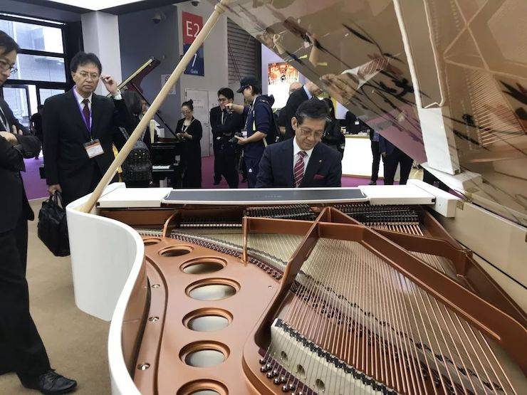 中田社長試奏鋼琴