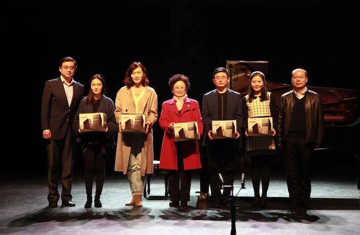 獲獎(jiǎng)教師合影