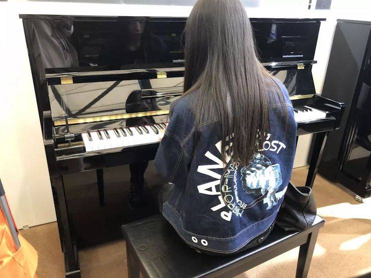 參觀來賓試奏雅馬哈鋼琴