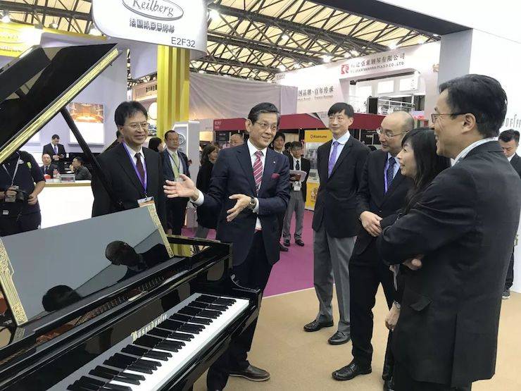 中田社長視察雅馬哈鋼琴展區