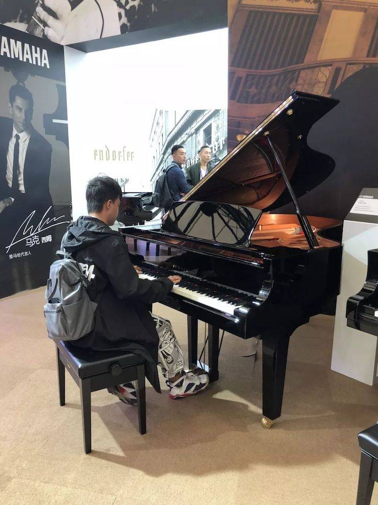參觀來賓試奏雅馬哈鋼琴