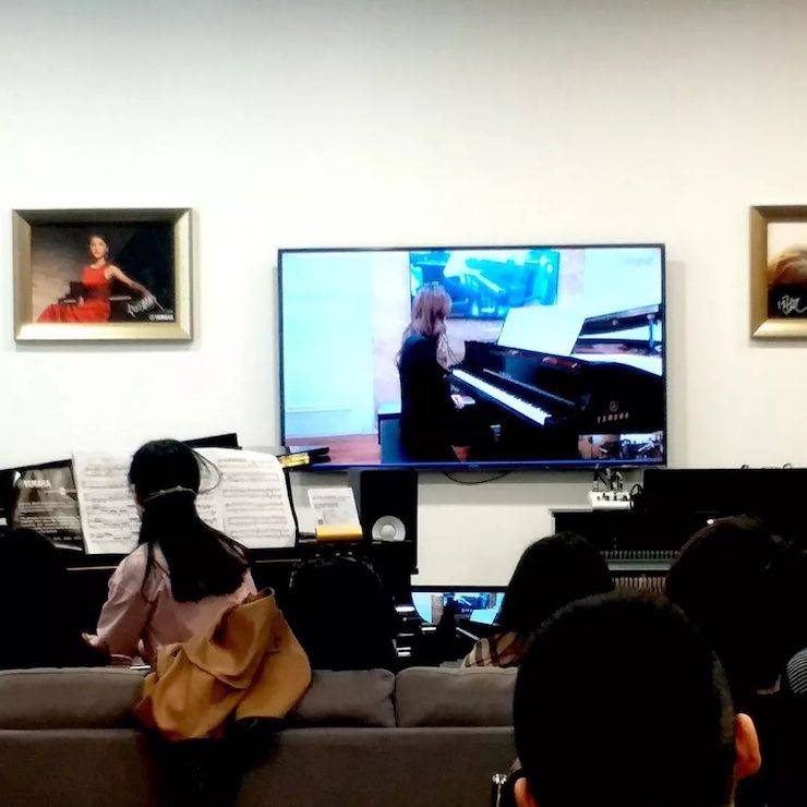 哈爾濱學生接受徐琦老師指導