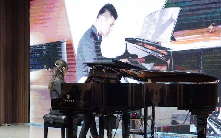 科技推動(dòng)音樂教育創(chuàng)新，張希教授《古典主義時(shí)期鋼琴奏鳴曲的演繹》公開課圓滿成功