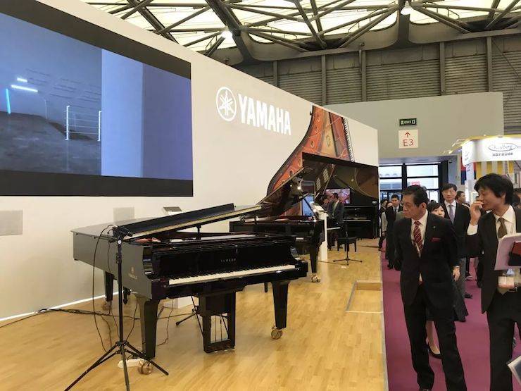 中田社長視察雅馬哈鋼琴展區