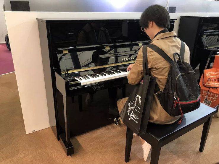 參觀來賓試奏雅馬哈鋼琴