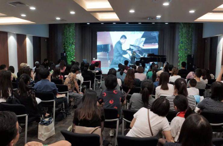 科技推動(dòng)音樂教育創(chuàng)新，張希教授《古典主義時(shí)期鋼琴奏鳴曲的演繹》公開課圓滿成功