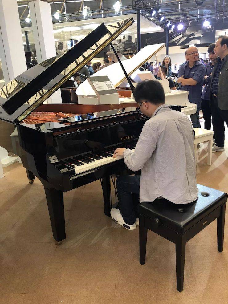 參觀來賓試奏雅馬哈鋼琴