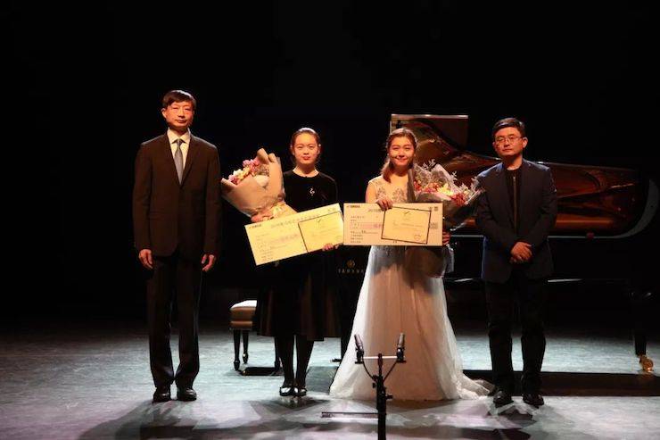 獲獎(jiǎng)學(xué)生合影