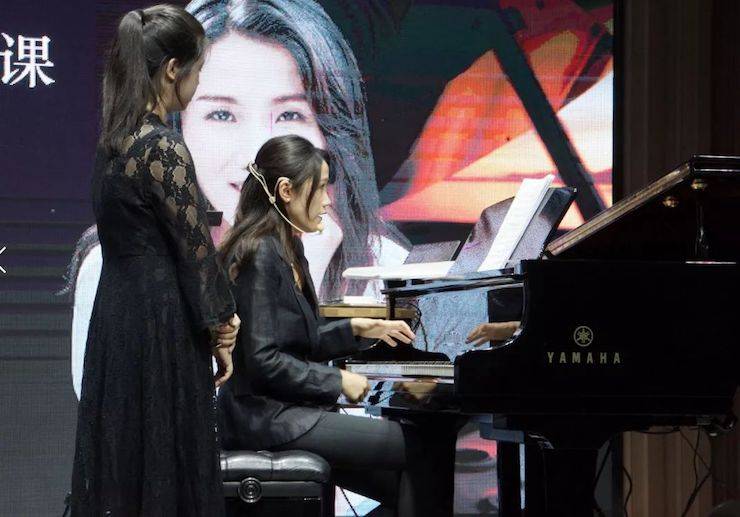 科技推動(dòng)音樂教育創(chuàng)新，張希教授《古典主義時(shí)期鋼琴奏鳴曲的演繹》公開課圓滿成功
