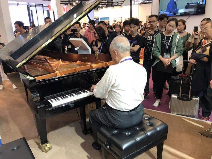 參觀來賓試奏雅馬哈鋼琴