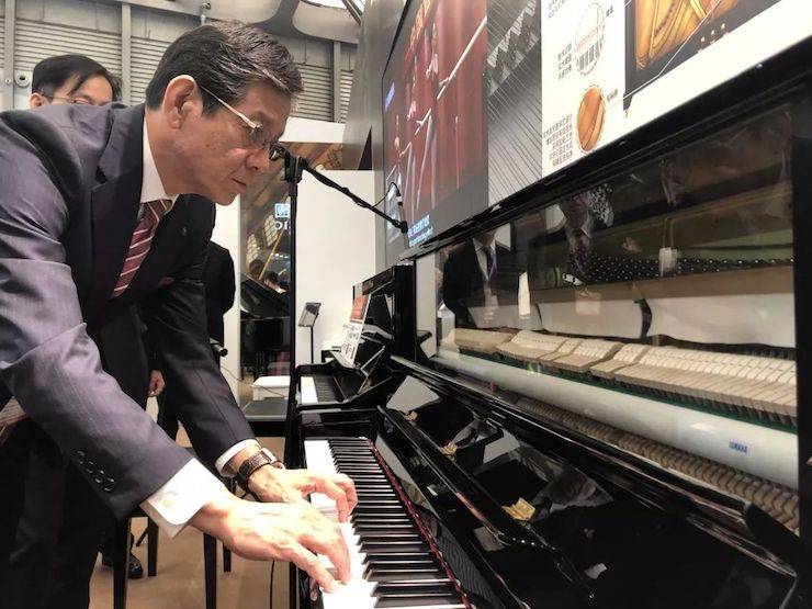 中田社長試奏鋼琴