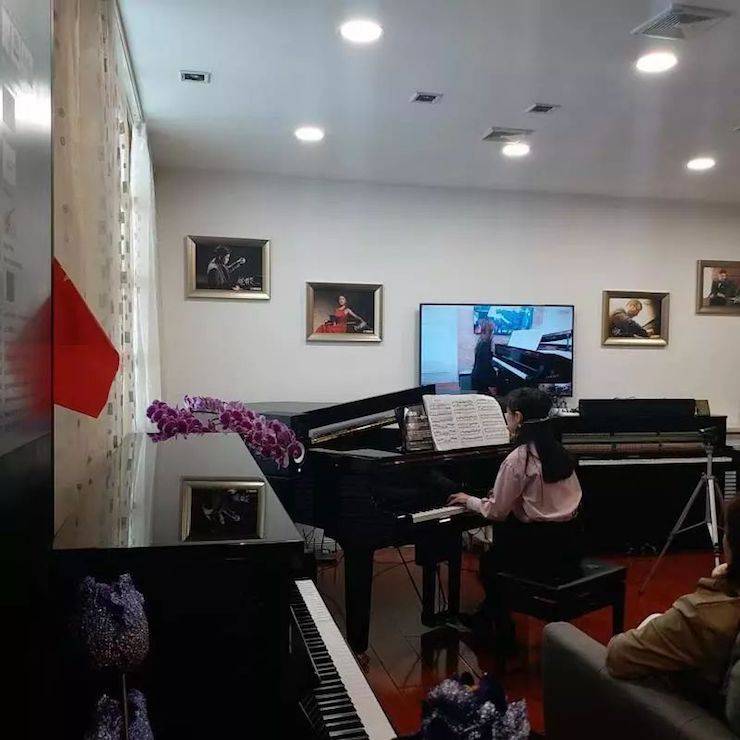 哈爾濱學生接受徐琦老師指導