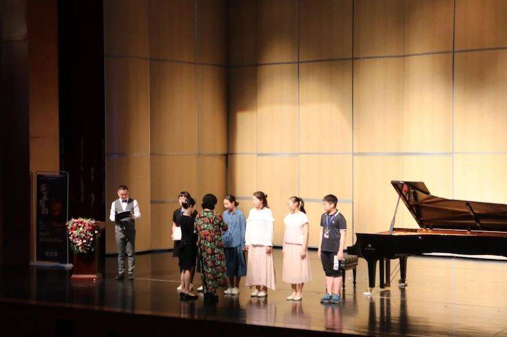 河北藝術(shù)職業(yè)學(xué)院頒獎(jiǎng)儀式