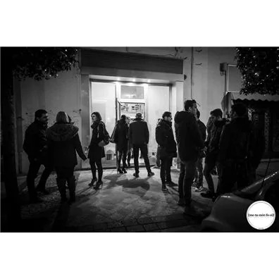 雅馬哈幫助Metamorfosi酒吧中的工匠們