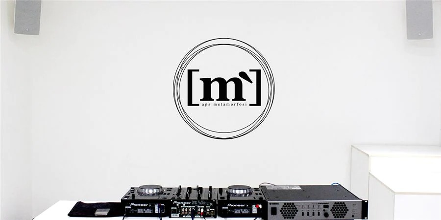 雅馬哈幫助Metamorfosi酒吧中的工匠們