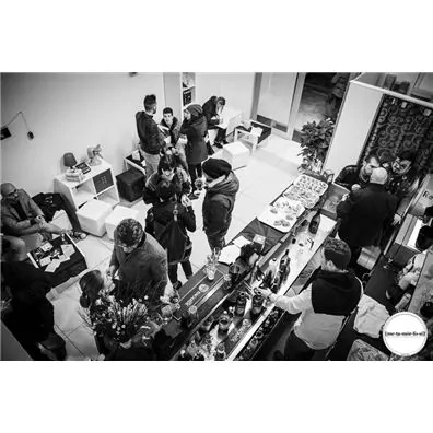 雅馬哈幫助Metamorfosi酒吧中的工匠們