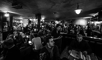 雅馬哈在鐘樓附近搖滾