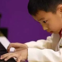 孫鵬杰攜“神秘嘉賓”現(xiàn)身廣州 見證小琴童的成長之路