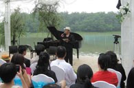 周立波助陣沈灝水上音樂會 